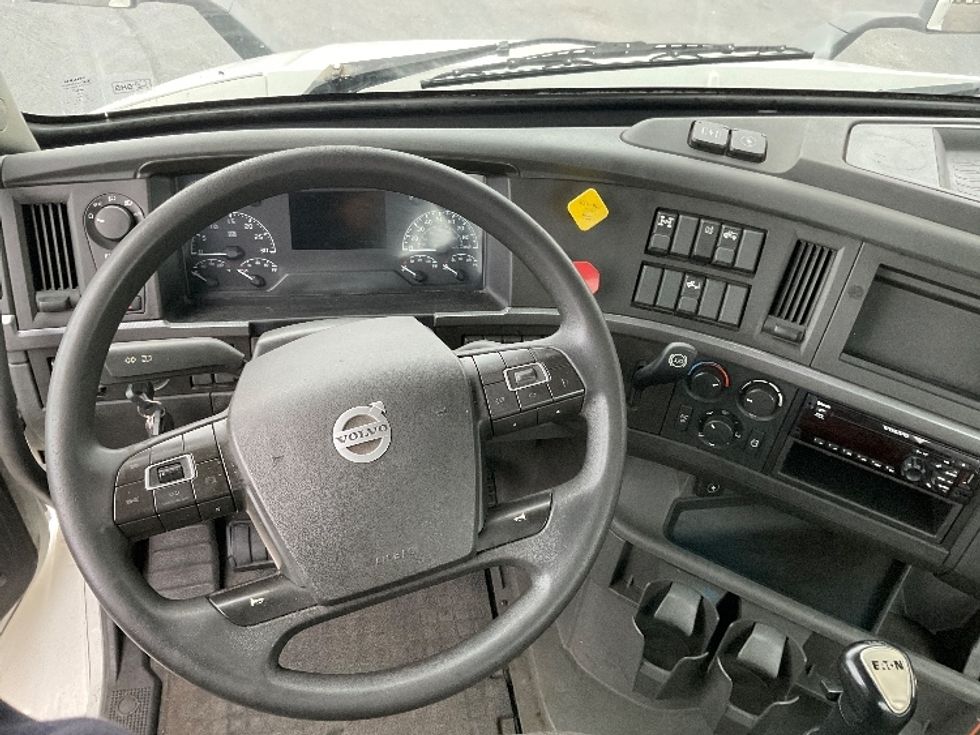 Day Cab Tractor-Heavy Duty Tractors-Volvo-2019-VNR64300-Norton-MA-185,770\n\t\tmiles-$ 40,000 - Image 10