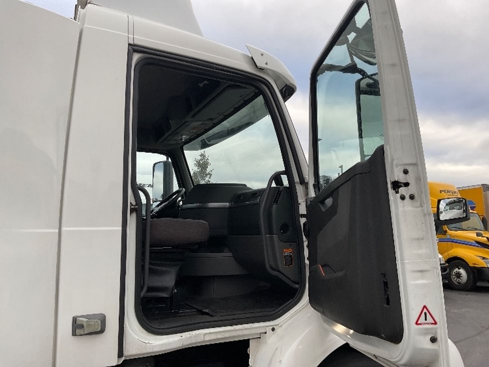 Day Cab Tractor-Heavy Duty Tractors-Volvo-2019-VNR64300-Norton-MA-185,770\n\t\tmiles-$ 40,000 - Image 11
