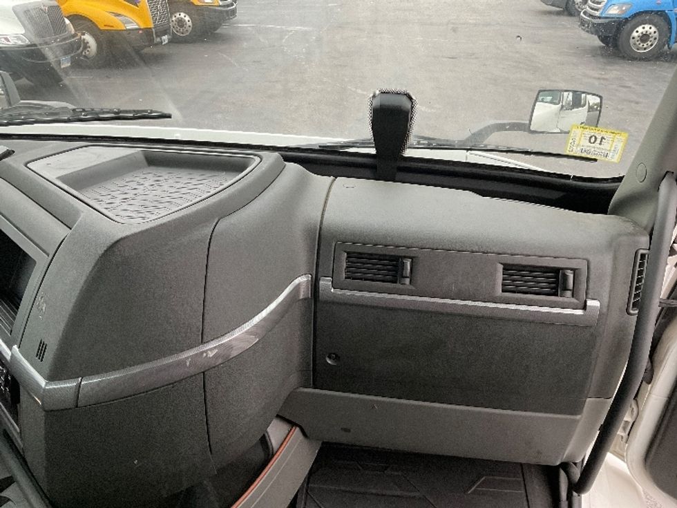 Day Cab Tractor-Heavy Duty Tractors-Volvo-2019-VNR64300-Norton-MA-185,770\n\t\tmiles-$ 40,000 - Image 12