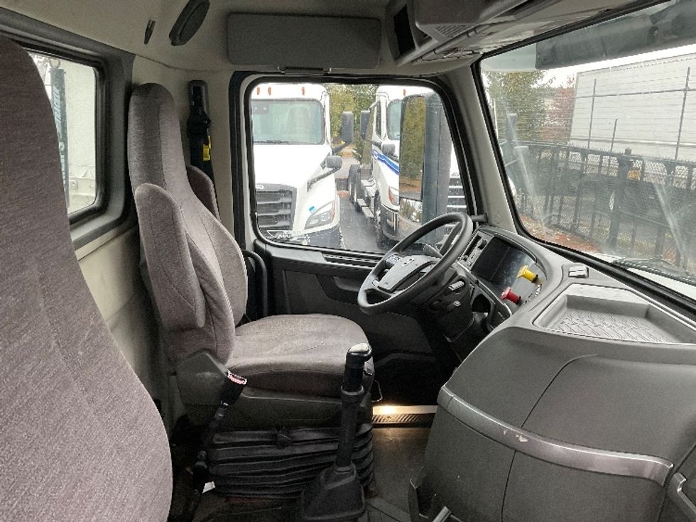 Day Cab Tractor-Heavy Duty Tractors-Volvo-2019-VNR64300-Norton-MA-185,770\n\t\tmiles-$ 40,000 - Image 13