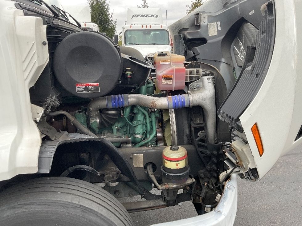 Day Cab Tractor-Heavy Duty Tractors-Volvo-2019-VNR64300-Norton-MA-185,770\n\t\tmiles-$ 40,000 - Image 14