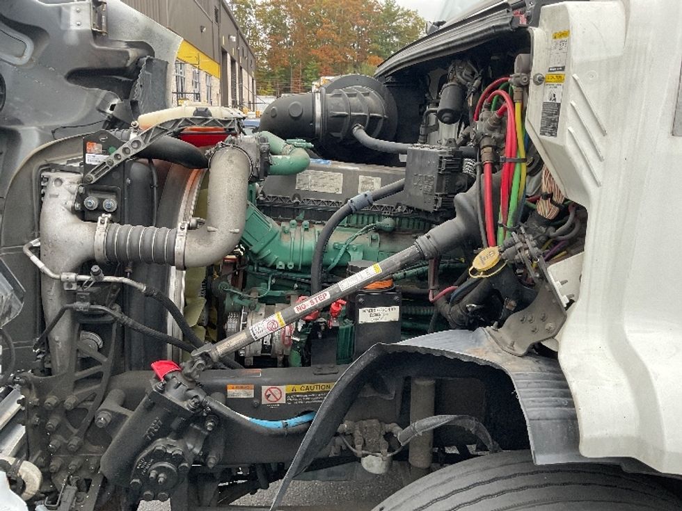 Day Cab Tractor-Heavy Duty Tractors-Volvo-2019-VNR64300-Norton-MA-185,770\n\t\tmiles-$ 40,000 - Image 15