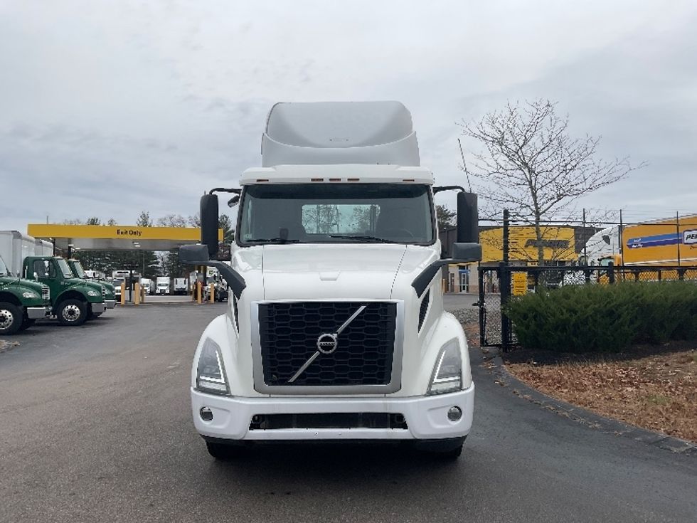 Day Cab Tractor-Heavy Duty Tractors-Volvo-2019-VNR64300-Norton-MA-185,770\n\t\tmiles-$ 40,000 - Image 2
