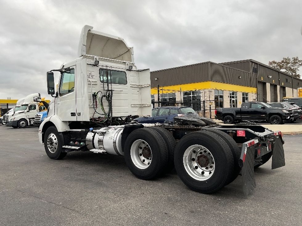 Day Cab Tractor-Heavy Duty Tractors-Volvo-2019-VNR64300-Norton-MA-185,770\n\t\tmiles-$ 40,000 - Image 4