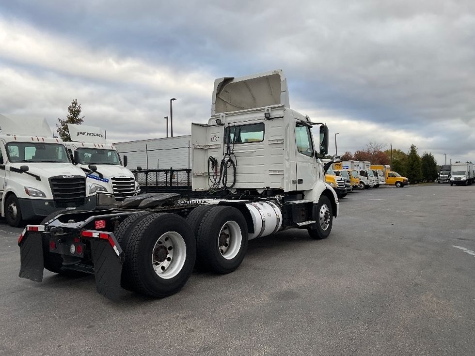 Day Cab Tractor-Heavy Duty Tractors-Volvo-2019-VNR64300-Norton-MA-185,770\n\t\tmiles-$ 40,000 - Image 6