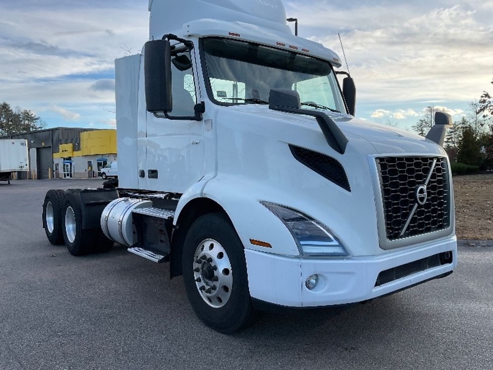 Day Cab Tractor-Heavy Duty Tractors-Volvo-2019-VNR64300-Norton-MA-185,770\n\t\tmiles-$ 40,000 - Image 7