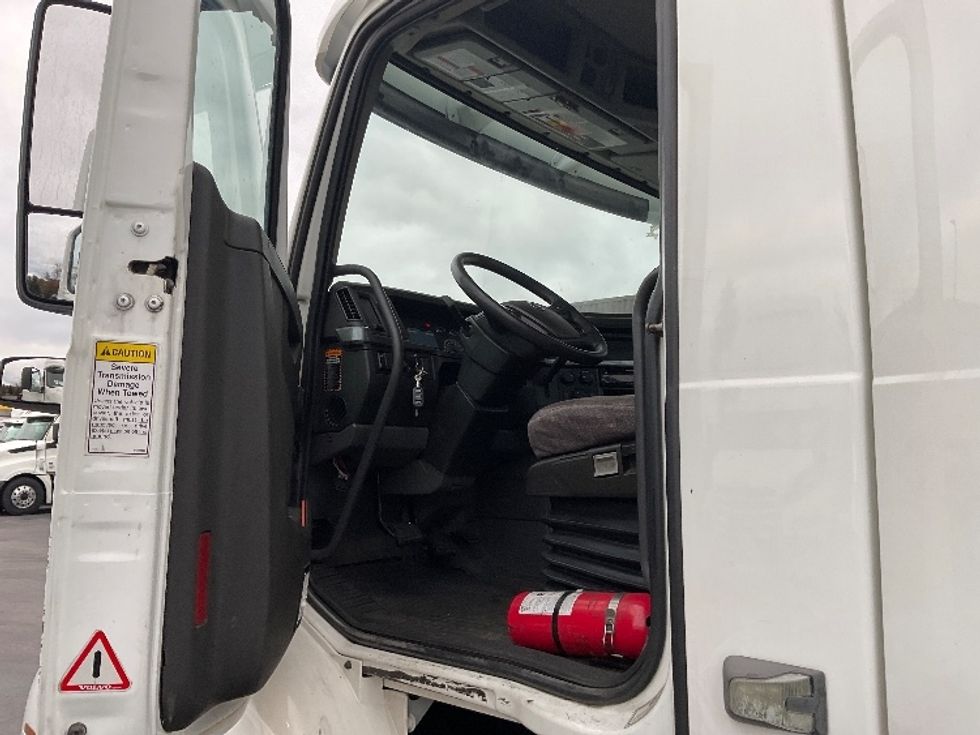 Day Cab Tractor-Heavy Duty Tractors-Volvo-2019-VNR64300-Norton-MA-185,770\n\t\tmiles-$ 40,000 - Image 8