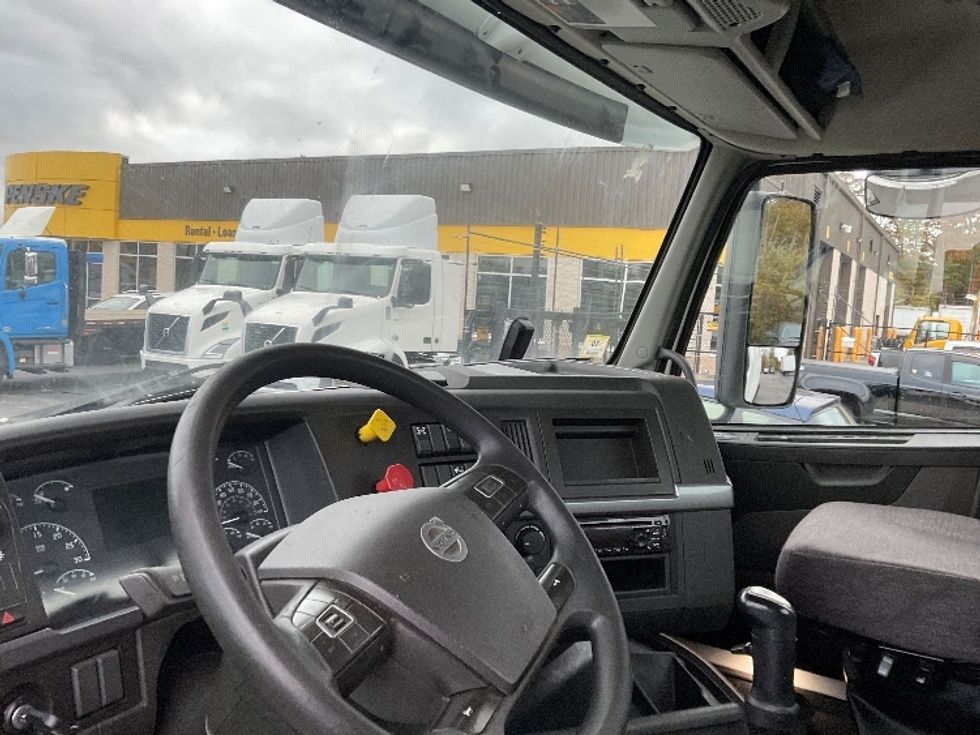 Day Cab Tractor-Heavy Duty Tractors-Volvo-2019-VNR64300-Norton-MA-185,770\n\t\tmiles-$ 40,000 - Image 9
