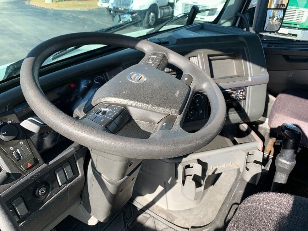 Day Cab Tractor-Heavy Duty Tractors-Volvo-2019-VNR64300-Norton-MA-209,501\n\t\tmiles-$ 38,750 - Image 10