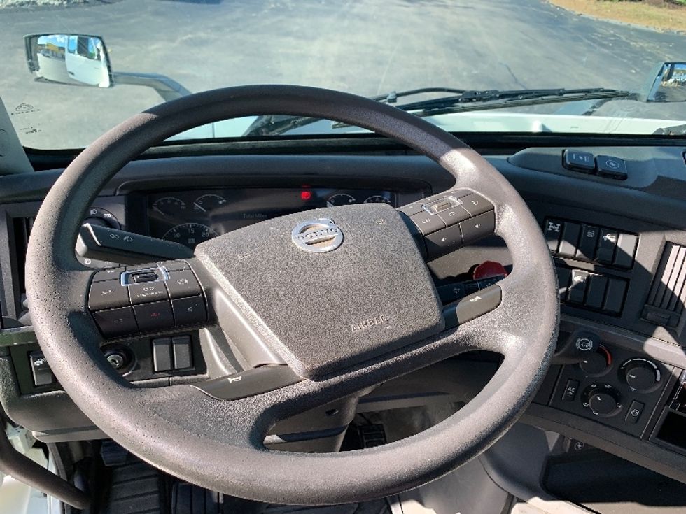 Day Cab Tractor-Heavy Duty Tractors-Volvo-2019-VNR64300-Norton-MA-209,501\n\t\tmiles-$ 38,750 - Image 11