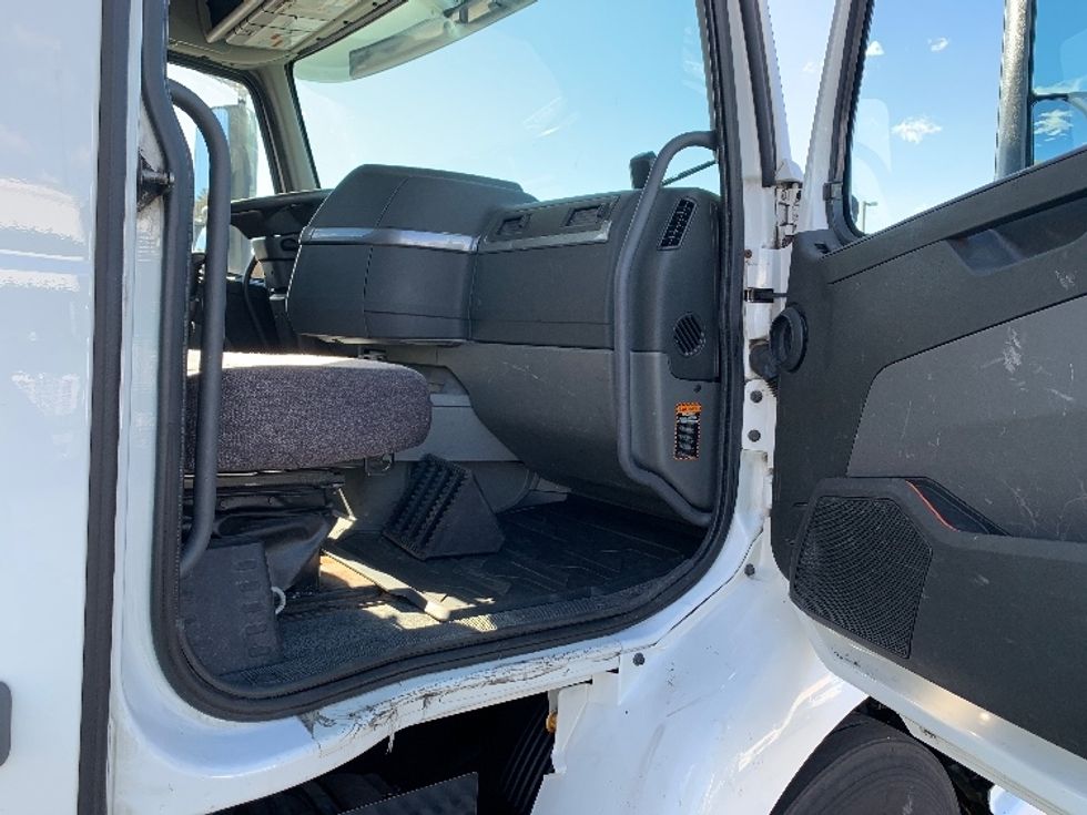 Day Cab Tractor-Heavy Duty Tractors-Volvo-2019-VNR64300-Norton-MA-209,501\n\t\tmiles-$ 38,750 - Image 12