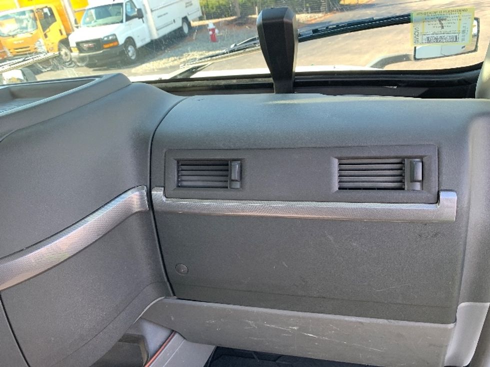 Day Cab Tractor-Heavy Duty Tractors-Volvo-2019-VNR64300-Norton-MA-209,501\n\t\tmiles-$ 38,750 - Image 13