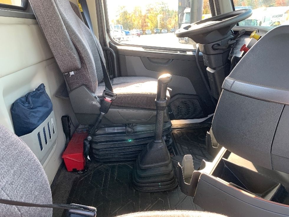 Day Cab Tractor-Heavy Duty Tractors-Volvo-2019-VNR64300-Norton-MA-209,501\n\t\tmiles-$ 38,750 - Image 14