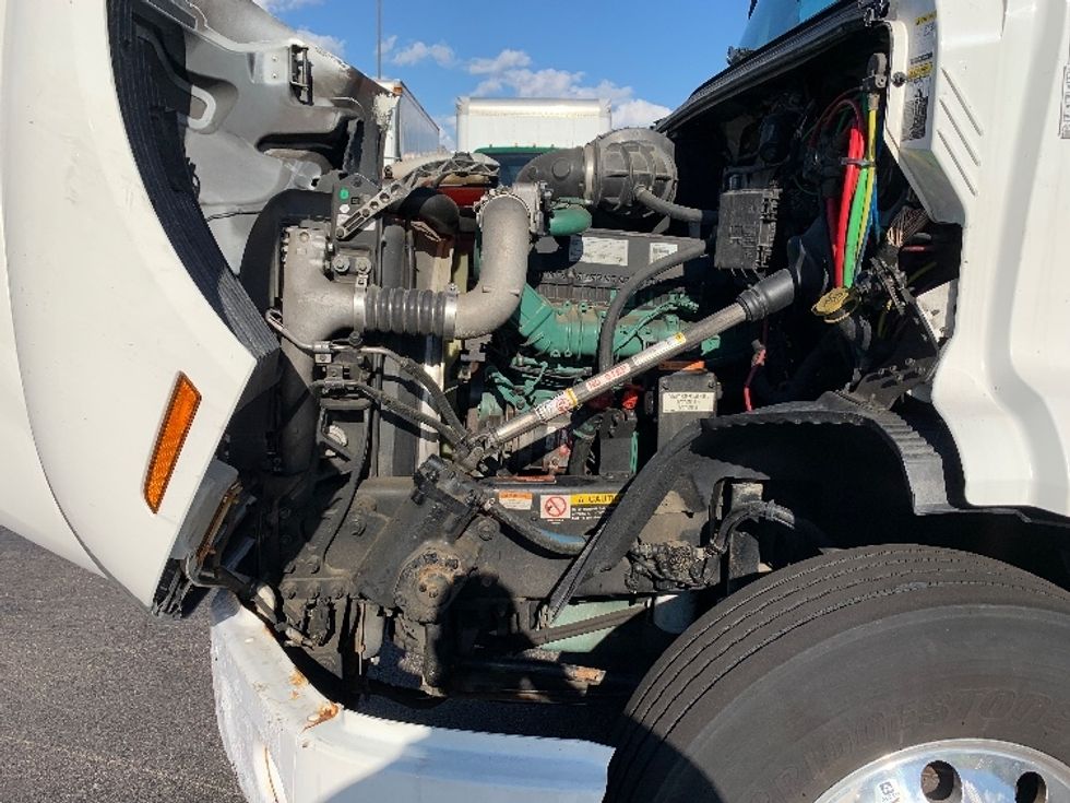 Day Cab Tractor-Heavy Duty Tractors-Volvo-2019-VNR64300-Norton-MA-209,501\n\t\tmiles-$ 38,750 - Image 16