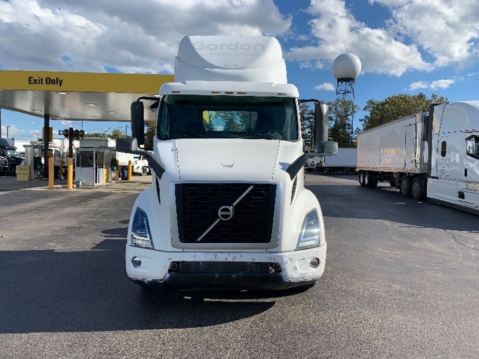 Day Cab Tractor-Heavy Duty Tractors-Volvo-2019-VNR64300-Norton-MA-209,501\n\t\tmiles-$ 38,750 - Image 2