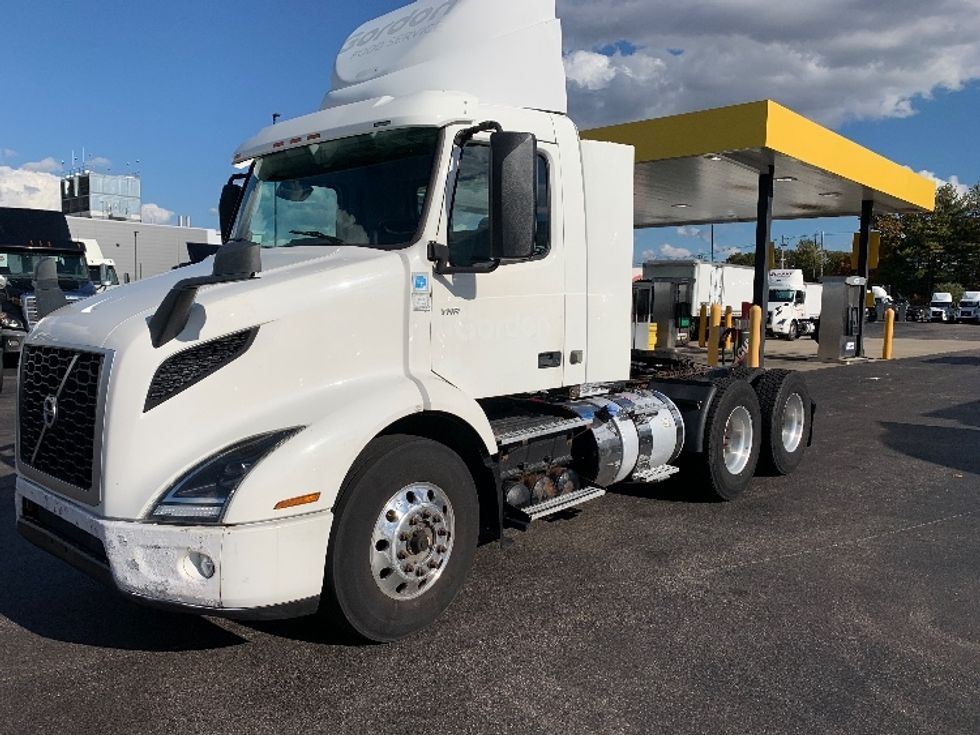 Day Cab Tractor-Heavy Duty Tractors-Volvo-2019-VNR64300-Norton-MA-209,501\n\t\tmiles-$ 38,750 - Image 3