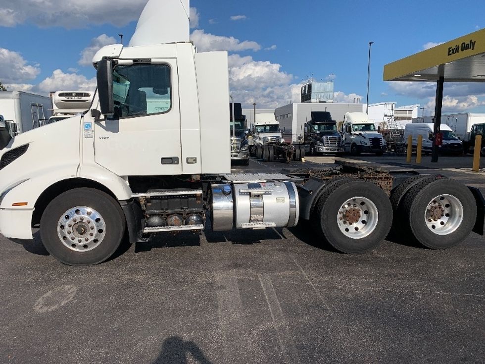 Day Cab Tractor-Heavy Duty Tractors-Volvo-2019-VNR64300-Norton-MA-209,501\n\t\tmiles-$ 38,750 - Image 4