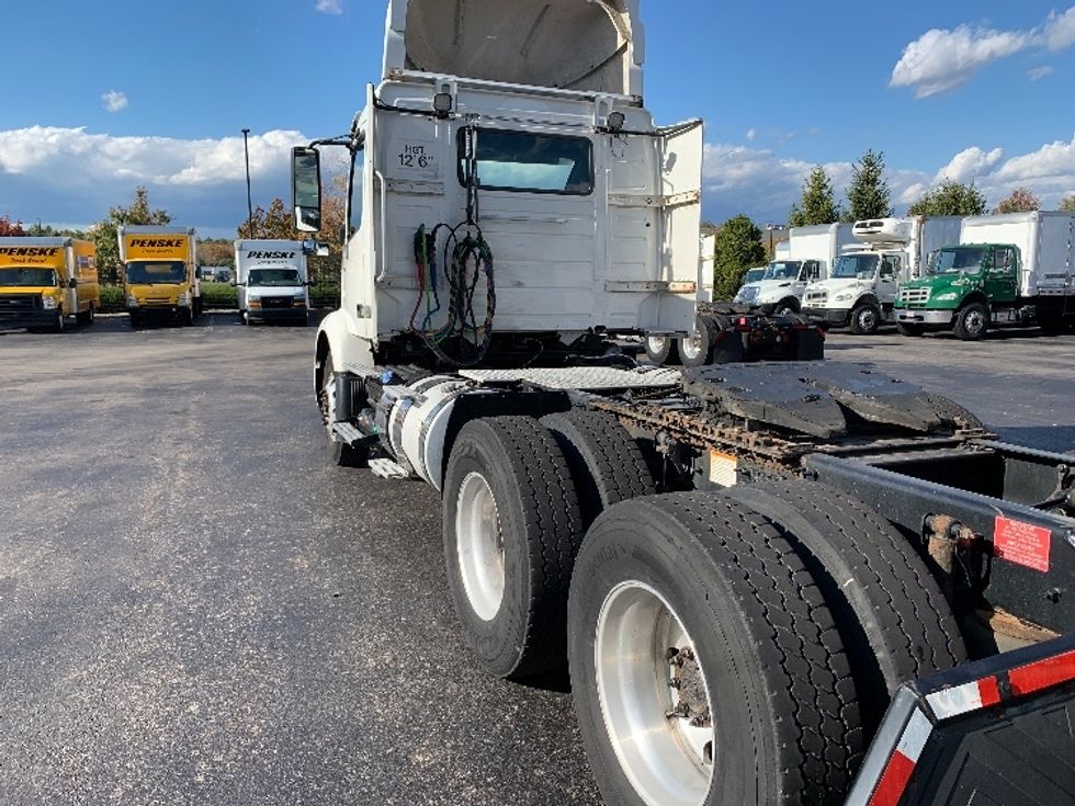 Day Cab Tractor-Heavy Duty Tractors-Volvo-2019-VNR64300-Norton-MA-209,501\n\t\tmiles-$ 38,750 - Image 5