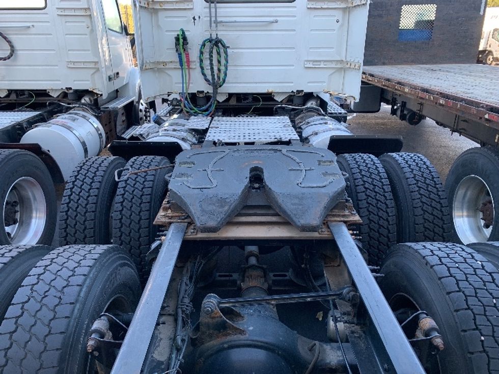 Day Cab Tractor-Heavy Duty Tractors-Volvo-2019-VNR64300-Norton-MA-209,501\n\t\tmiles-$ 38,750 - Image 6