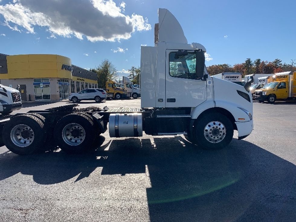Day Cab Tractor-Heavy Duty Tractors-Volvo-2019-VNR64300-Norton-MA-209,501\n\t\tmiles-$ 38,750 - Image 8