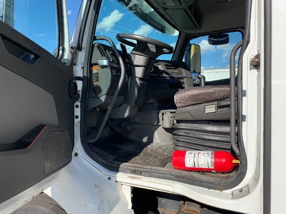 Day Cab Tractor-Heavy Duty Tractors-Volvo-2019-VNR64300-Norton-MA-209,501\n\t\tmiles-$ 38,750 - Image 9