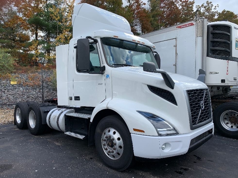 Day Cab Tractor-Heavy Duty Tractors-Volvo-2019-VNR64300-Norton-MA-229,900\n\t\tmiles-$ 37,750 - Image 1