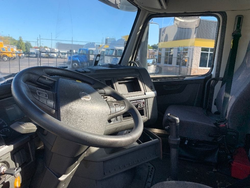 Day Cab Tractor-Heavy Duty Tractors-Volvo-2019-VNR64300-Norton-MA-229,900\n\t\tmiles-$ 37,750 - Image 10