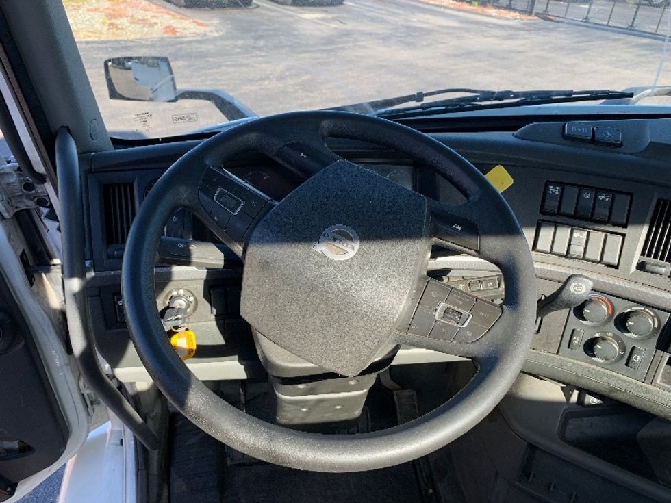 Day Cab Tractor-Heavy Duty Tractors-Volvo-2019-VNR64300-Norton-MA-229,900\n\t\tmiles-$ 37,750 - Image 11