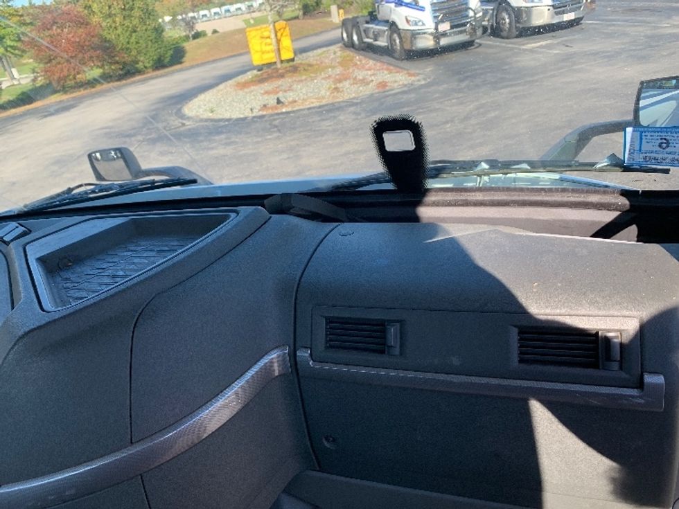 Day Cab Tractor-Heavy Duty Tractors-Volvo-2019-VNR64300-Norton-MA-229,900\n\t\tmiles-$ 37,750 - Image 13