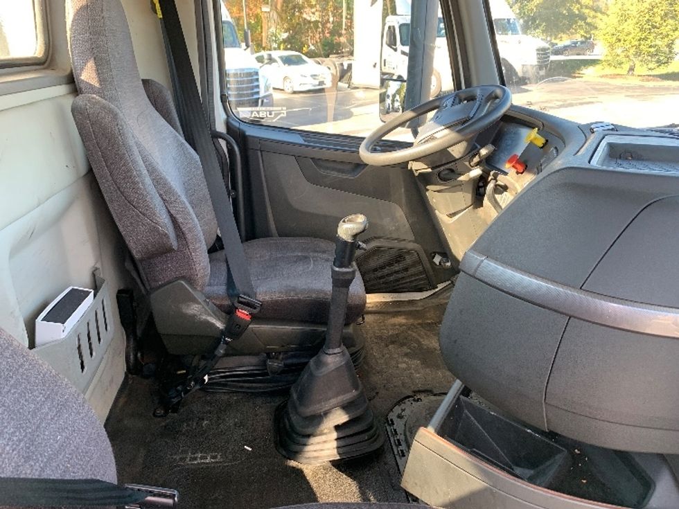 Day Cab Tractor-Heavy Duty Tractors-Volvo-2019-VNR64300-Norton-MA-229,900\n\t\tmiles-$ 37,750 - Image 14