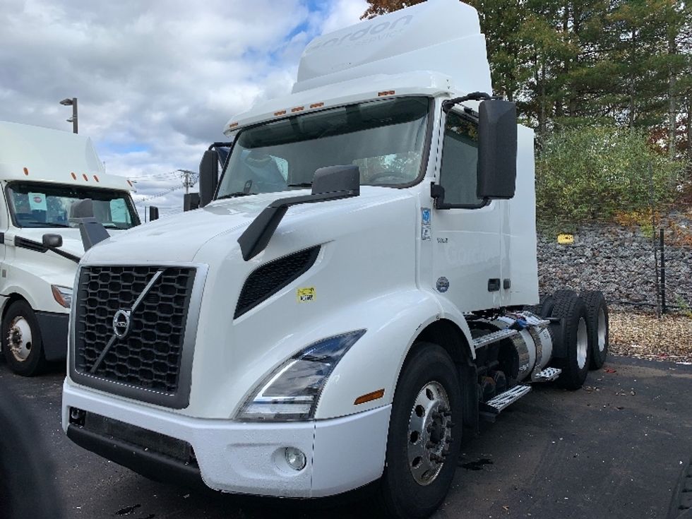 Day Cab Tractor-Heavy Duty Tractors-Volvo-2019-VNR64300-Norton-MA-229,900\n\t\tmiles-$ 37,750 - Image 3