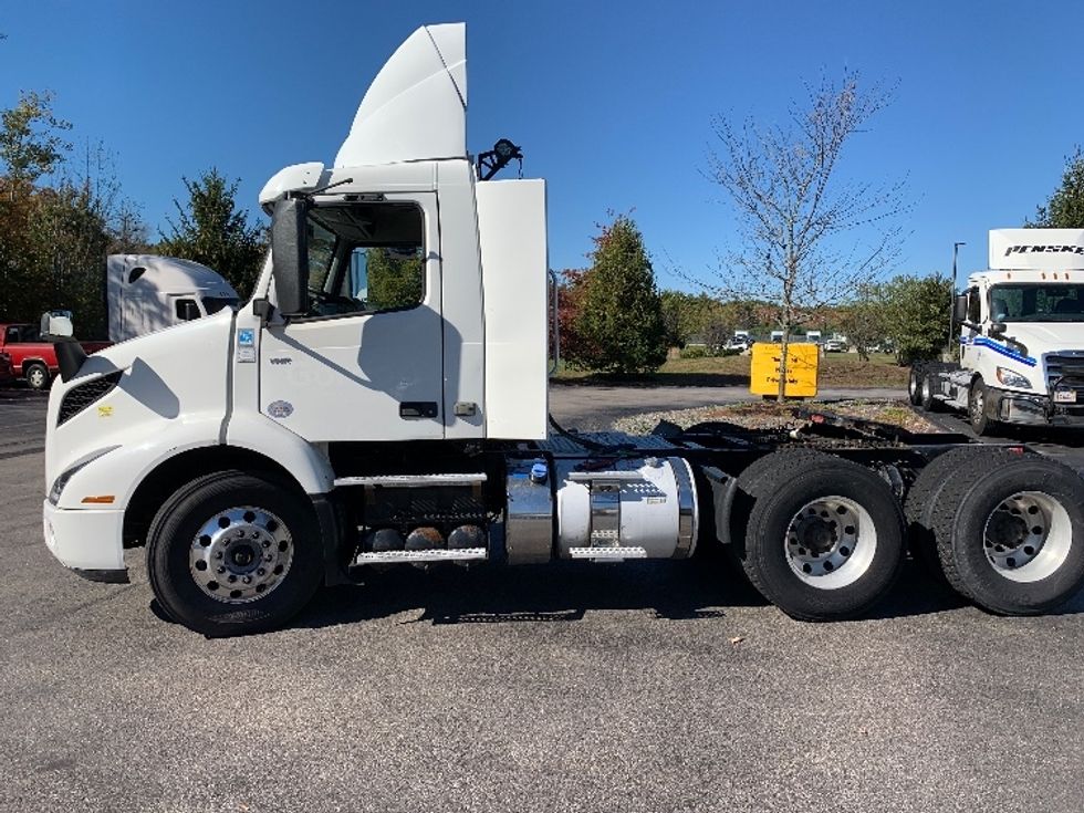 Day Cab Tractor-Heavy Duty Tractors-Volvo-2019-VNR64300-Norton-MA-229,900\n\t\tmiles-$ 37,750 - Image 4