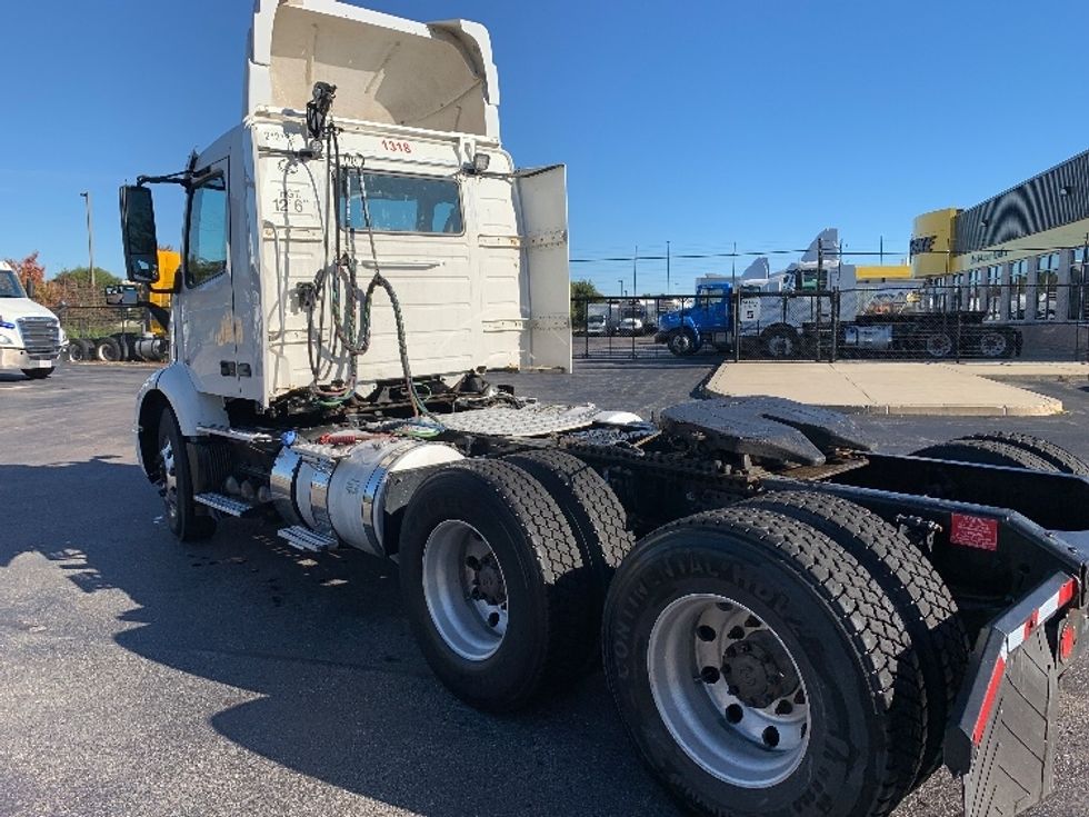 Day Cab Tractor-Heavy Duty Tractors-Volvo-2019-VNR64300-Norton-MA-229,900\n\t\tmiles-$ 37,750 - Image 5