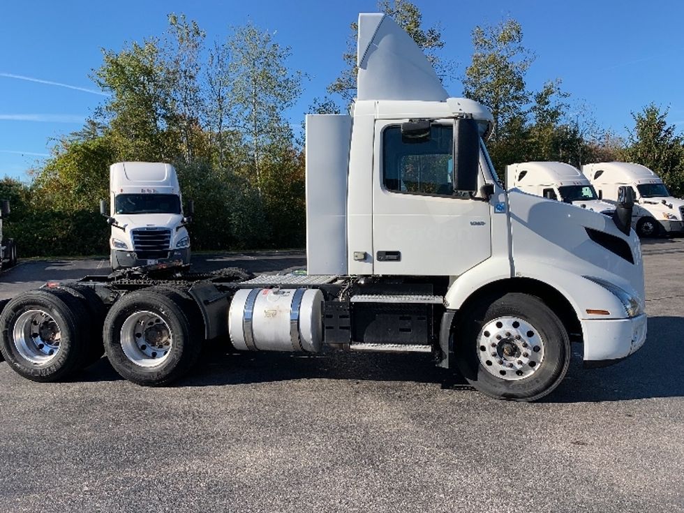 Day Cab Tractor-Heavy Duty Tractors-Volvo-2019-VNR64300-Norton-MA-229,900\n\t\tmiles-$ 37,750 - Image 8