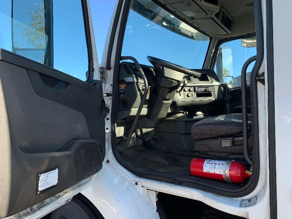 Day Cab Tractor-Heavy Duty Tractors-Volvo-2019-VNR64300-Norton-MA-229,900\n\t\tmiles-$ 37,750 - Image 9