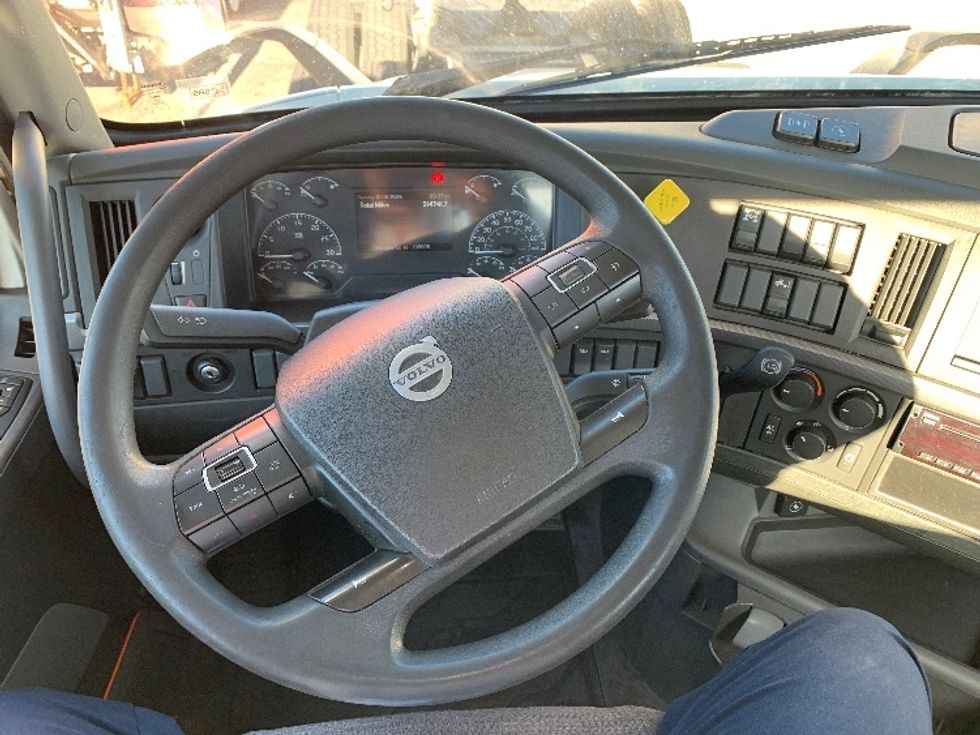 Day Cab Tractor-Heavy Duty Tractors-Volvo-2019-VNR64300-Norton-MA-314,741\n\t\tmiles-$ 38,000 - Image 10