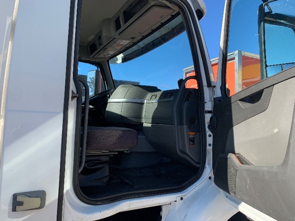Day Cab Tractor-Heavy Duty Tractors-Volvo-2019-VNR64300-Norton-MA-314,741\n\t\tmiles-$ 38,000 - Image 11
