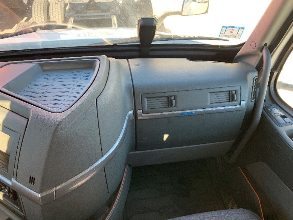 Day Cab Tractor-Heavy Duty Tractors-Volvo-2019-VNR64300-Norton-MA-314,741\n\t\tmiles-$ 38,000 - Image 12