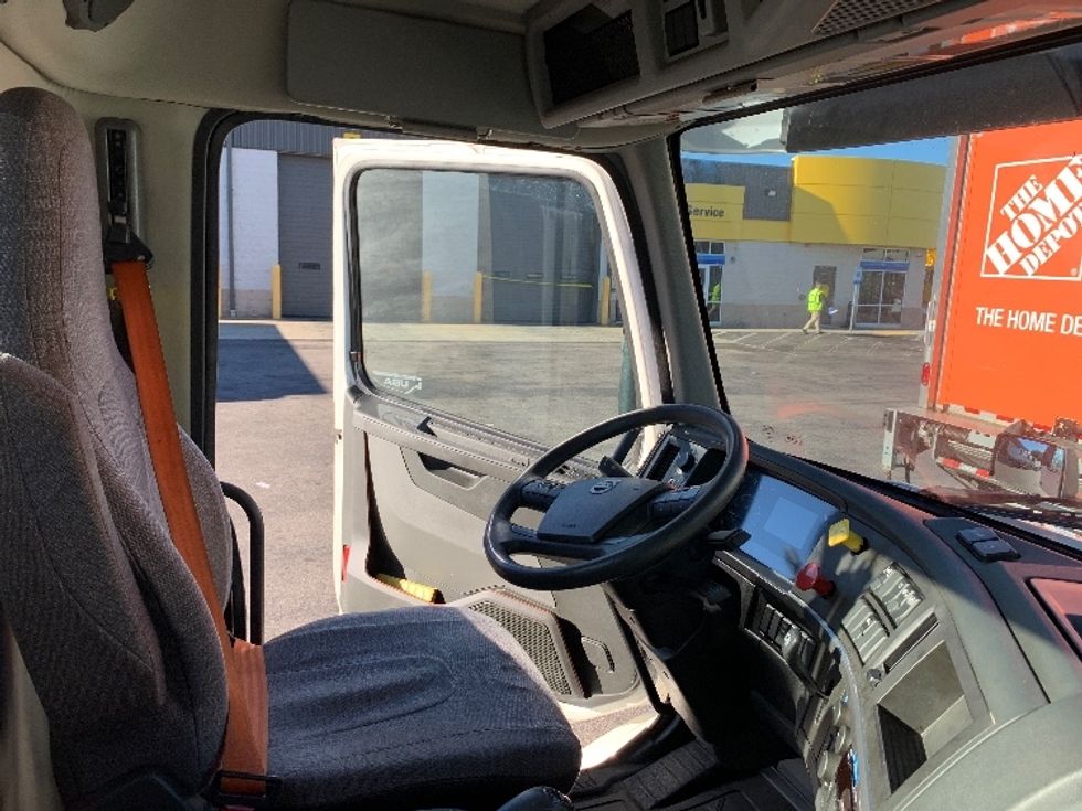 Day Cab Tractor-Heavy Duty Tractors-Volvo-2019-VNR64300-Norton-MA-314,741\n\t\tmiles-$ 38,000 - Image 13