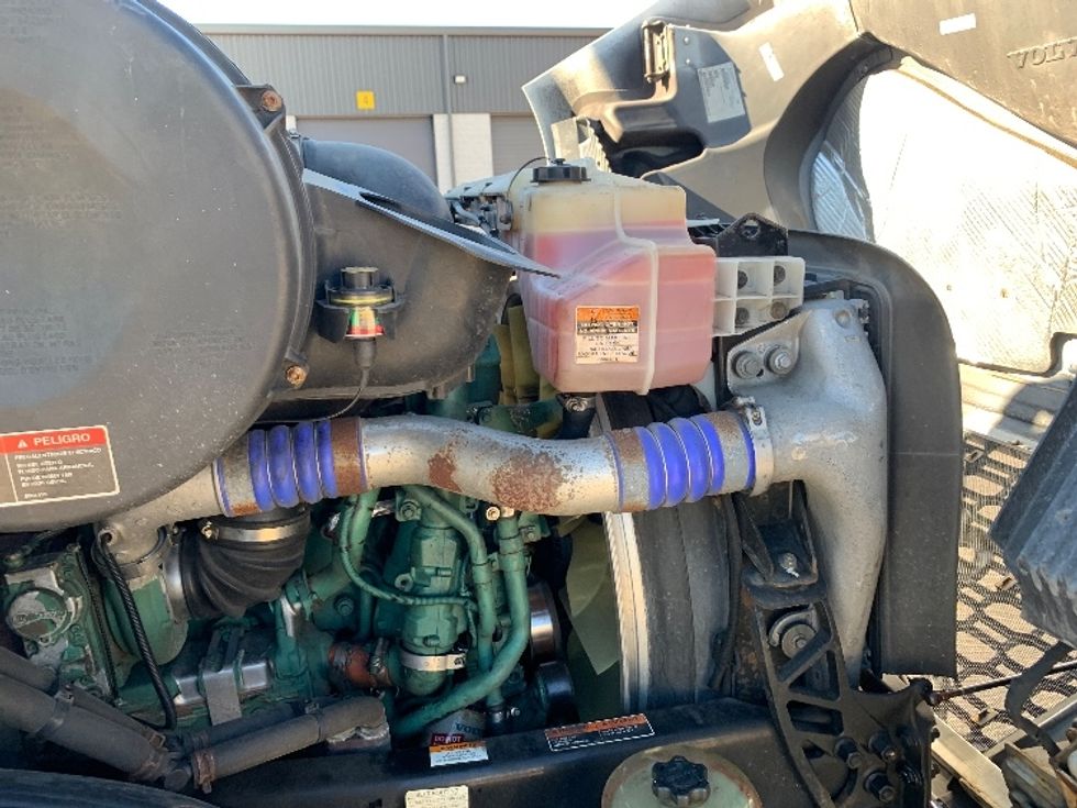 Day Cab Tractor-Heavy Duty Tractors-Volvo-2019-VNR64300-Norton-MA-314,741\n\t\tmiles-$ 38,000 - Image 14