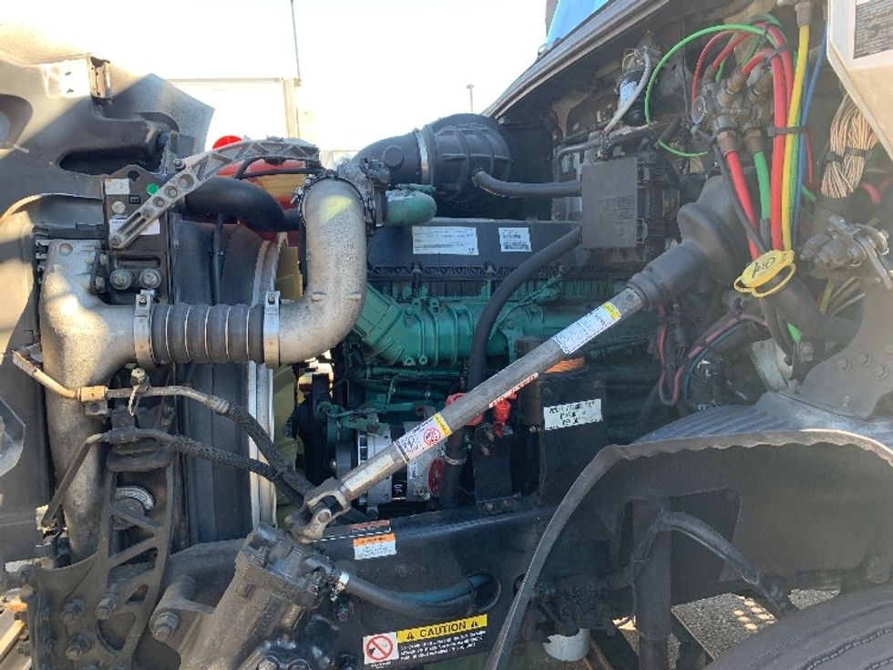 Day Cab Tractor-Heavy Duty Tractors-Volvo-2019-VNR64300-Norton-MA-314,741\n\t\tmiles-$ 38,000 - Image 15