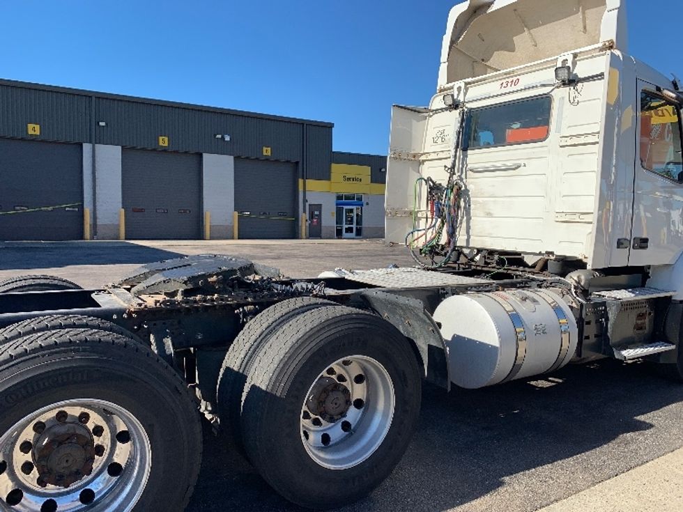 Day Cab Tractor-Heavy Duty Tractors-Volvo-2019-VNR64300-Norton-MA-314,741\n\t\tmiles-$ 38,000 - Image 16