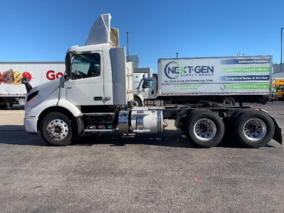 Day Cab Tractor-Heavy Duty Tractors-Volvo-2019-VNR64300-Norton-MA-314,741\n\t\tmiles-$ 38,000 - Image 3