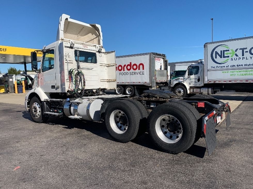 Day Cab Tractor-Heavy Duty Tractors-Volvo-2019-VNR64300-Norton-MA-314,741\n\t\tmiles-$ 38,000 - Image 4