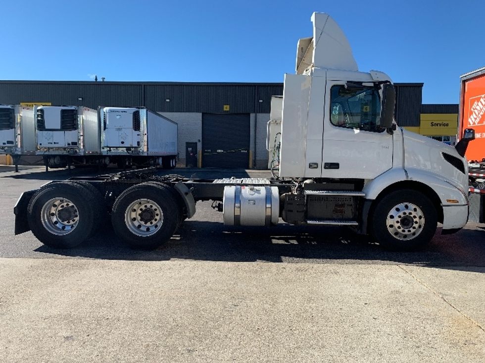 Day Cab Tractor-Heavy Duty Tractors-Volvo-2019-VNR64300-Norton-MA-314,741\n\t\tmiles-$ 38,000 - Image 7