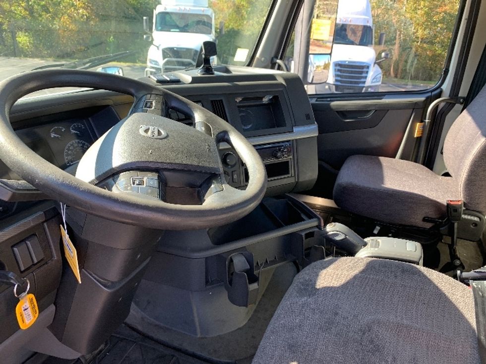 Day Cab Tractor-Heavy Duty Tractors-Volvo-2019-VNR64300-Norton-MA-327,702\n\t\tmiles-$ 37,500 - Image 10