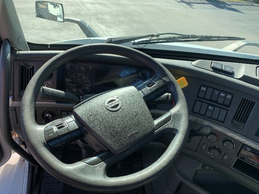 Day Cab Tractor-Heavy Duty Tractors-Volvo-2019-VNR64300-Norton-MA-327,702\n\t\tmiles-$ 37,500 - Image 11