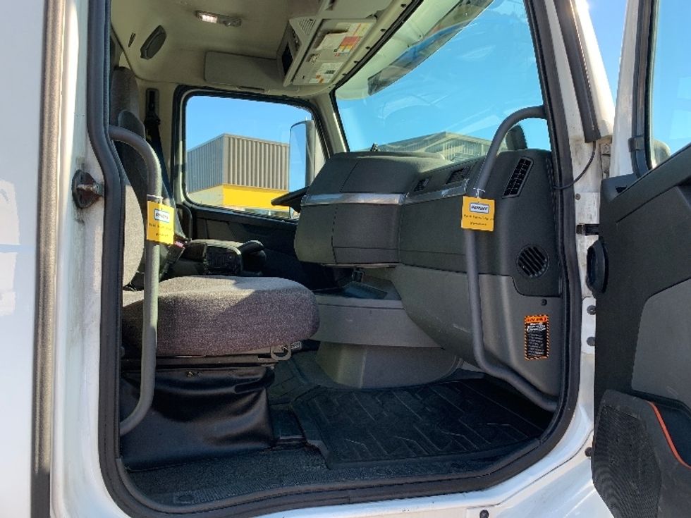 Day Cab Tractor-Heavy Duty Tractors-Volvo-2019-VNR64300-Norton-MA-327,702\n\t\tmiles-$ 37,500 - Image 12