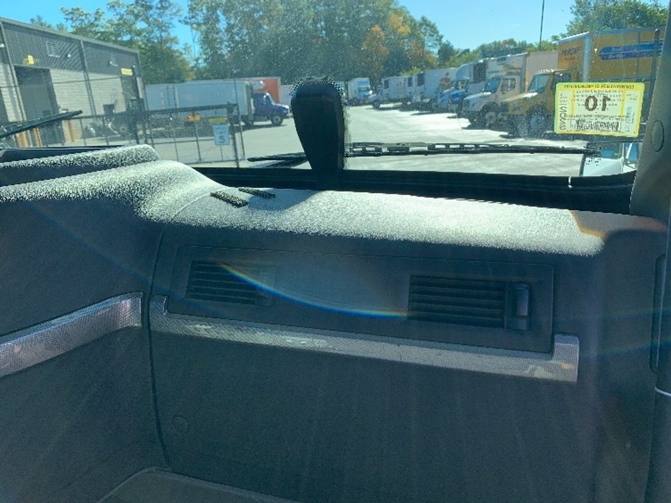 Day Cab Tractor-Heavy Duty Tractors-Volvo-2019-VNR64300-Norton-MA-327,702\n\t\tmiles-$ 37,500 - Image 13