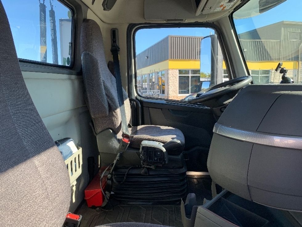 Day Cab Tractor-Heavy Duty Tractors-Volvo-2019-VNR64300-Norton-MA-327,702\n\t\tmiles-$ 37,500 - Image 14